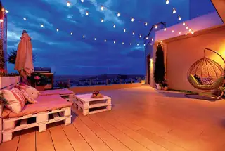 OPEN-TO-SKY VIEWING DECK